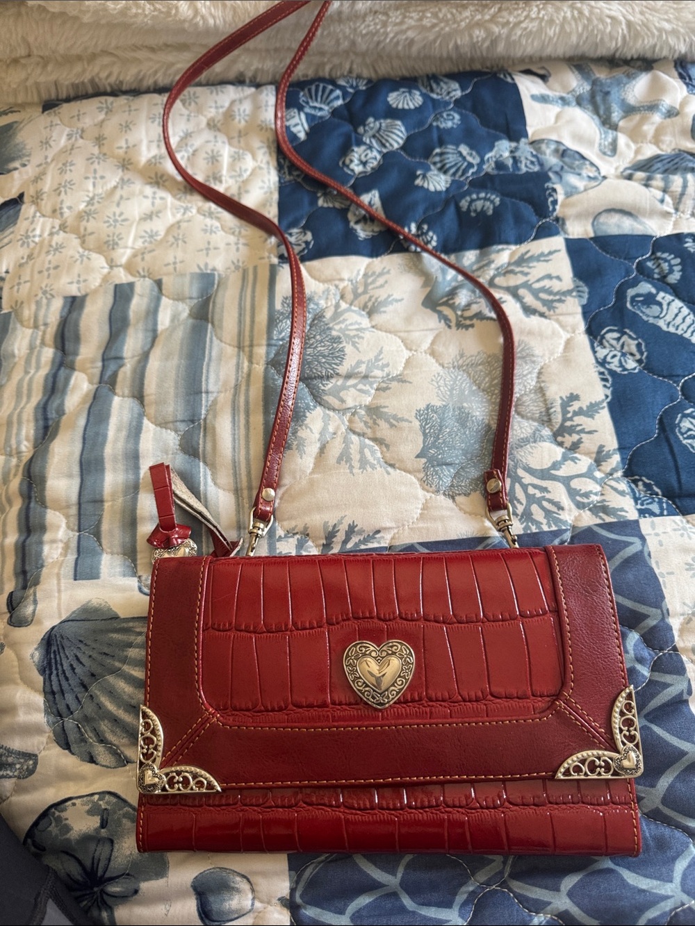 Source Unknown Red Croc-Embossed Heart Clasp Crossbody Bag